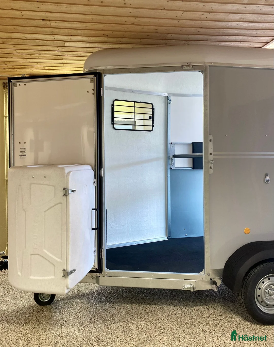 Hästtransporter  fordon & transport till salu: JMS-kör en häst med B-kort i bred spilta+sadelskåp - Annons 2