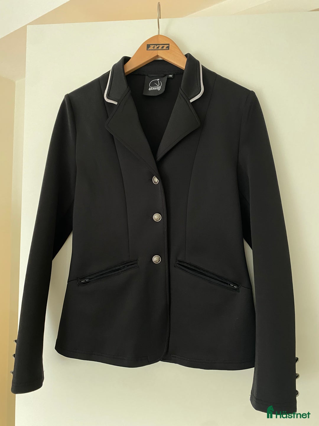 Jackor & Kavajer ryttarutrustning till salu: Kavaj i Vänersnäs - Annons 1