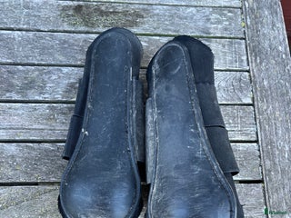 Benskydd hästutrustning till salu: Svarta strykkappor i Knutby - Annons 4