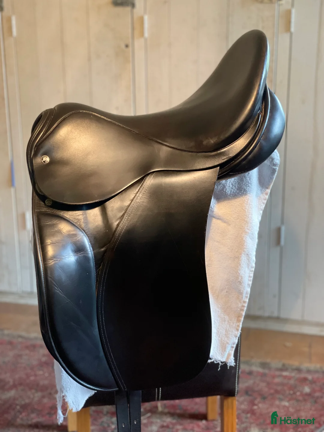 Sadlar hästutrustning till salu: Svart dressyrsadel, 17”, Morris & Nolan i Stenkullen - Annons 1
