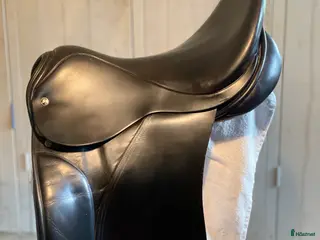 Sadlar hästutrustning Svart dressyrsadel, 17”, Morris & Nolan i Stenkullen - Annons 1