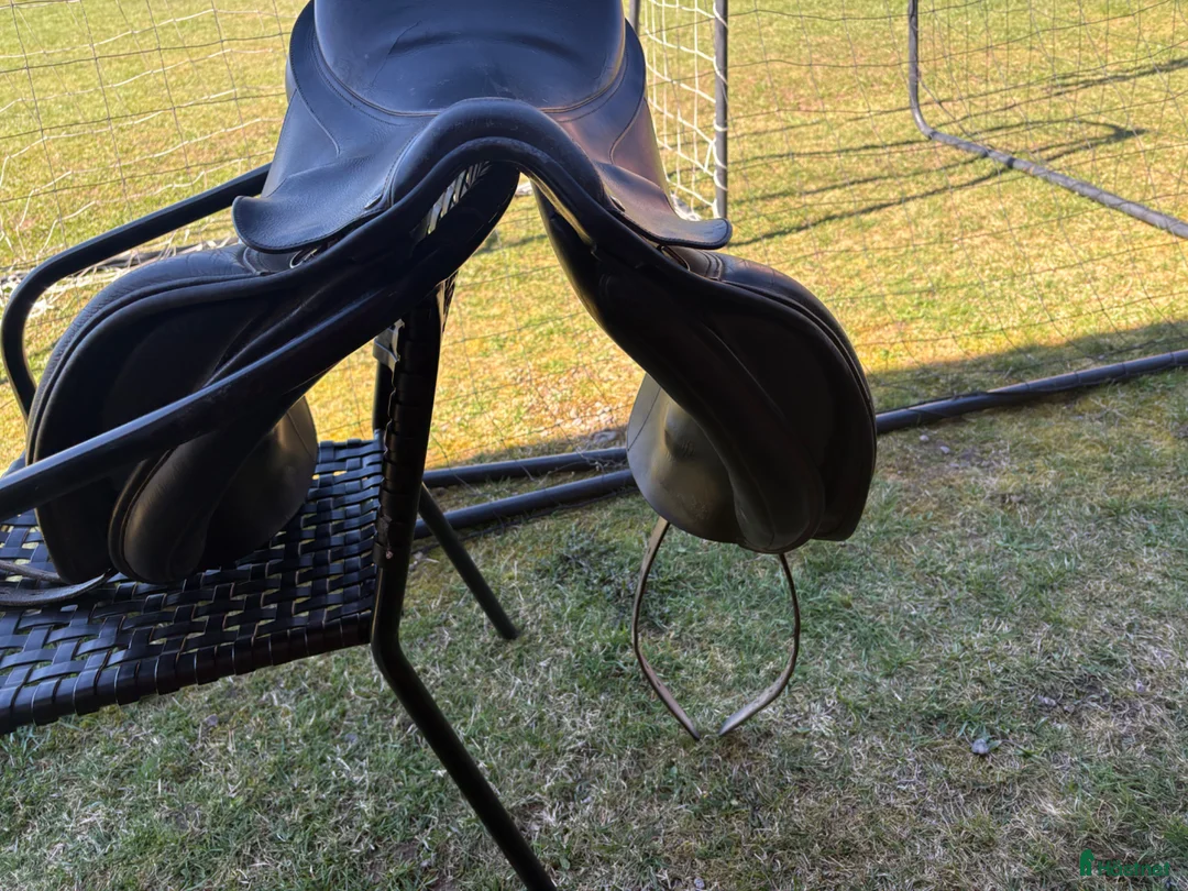 Sadlar hästutrustning till salu: Bates dressyrsadel  i Tibro - Annons 3