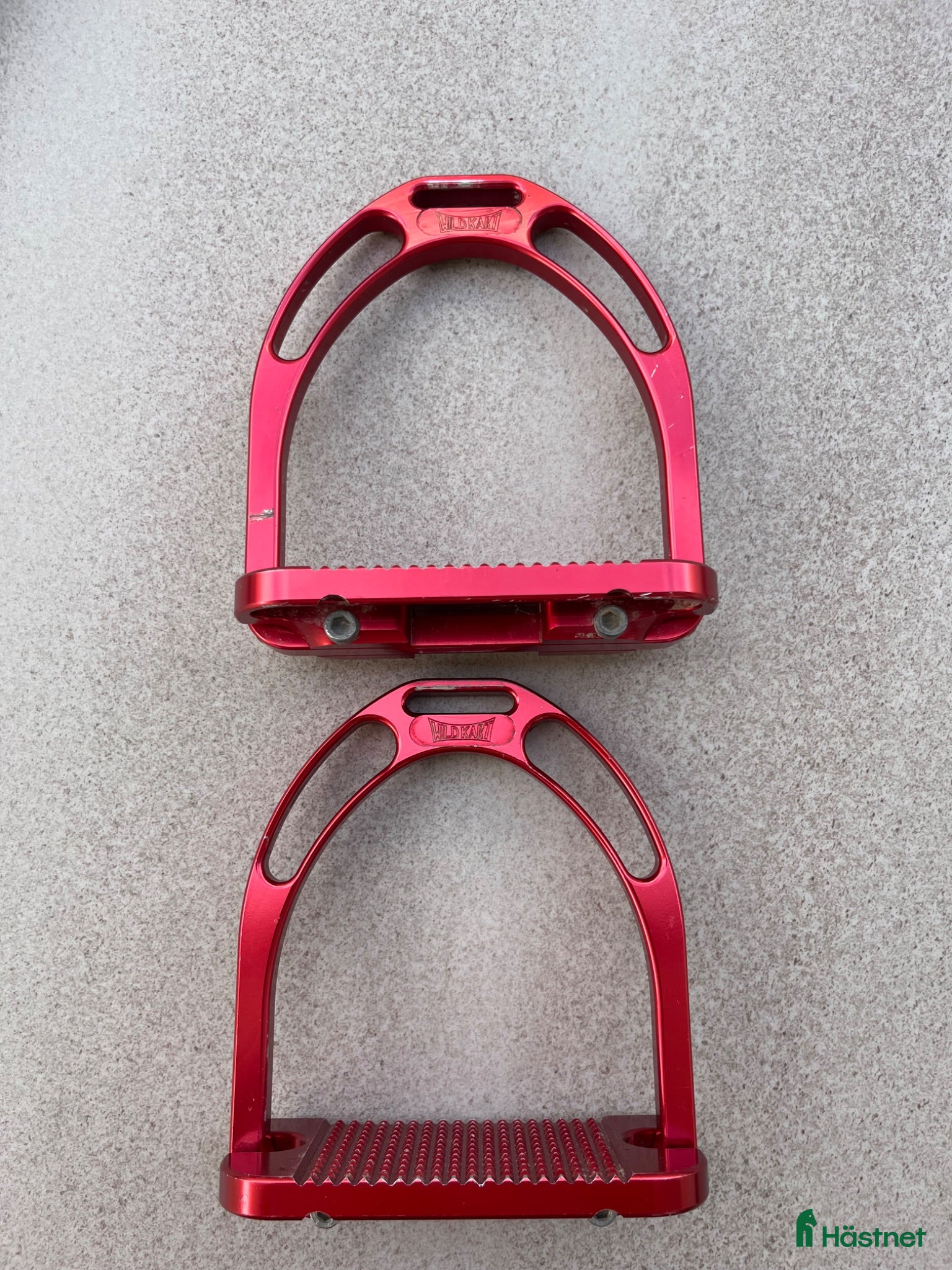 Stigbyglar hästutrustning Stigbyglar - Röda - Aluminium  - Annons 1