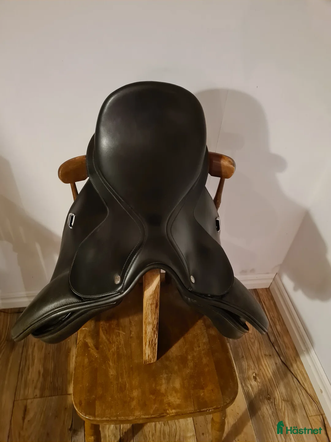 Sadlar hästutrustning till salu: Välvårdad Bates sadel - Annons 4