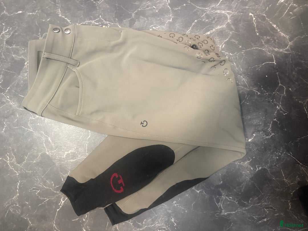 Ridbyxor ryttarutrustning till salu: Fina grå ridbyxor från Cavalleria Toscana i Kimstad - Annons 1