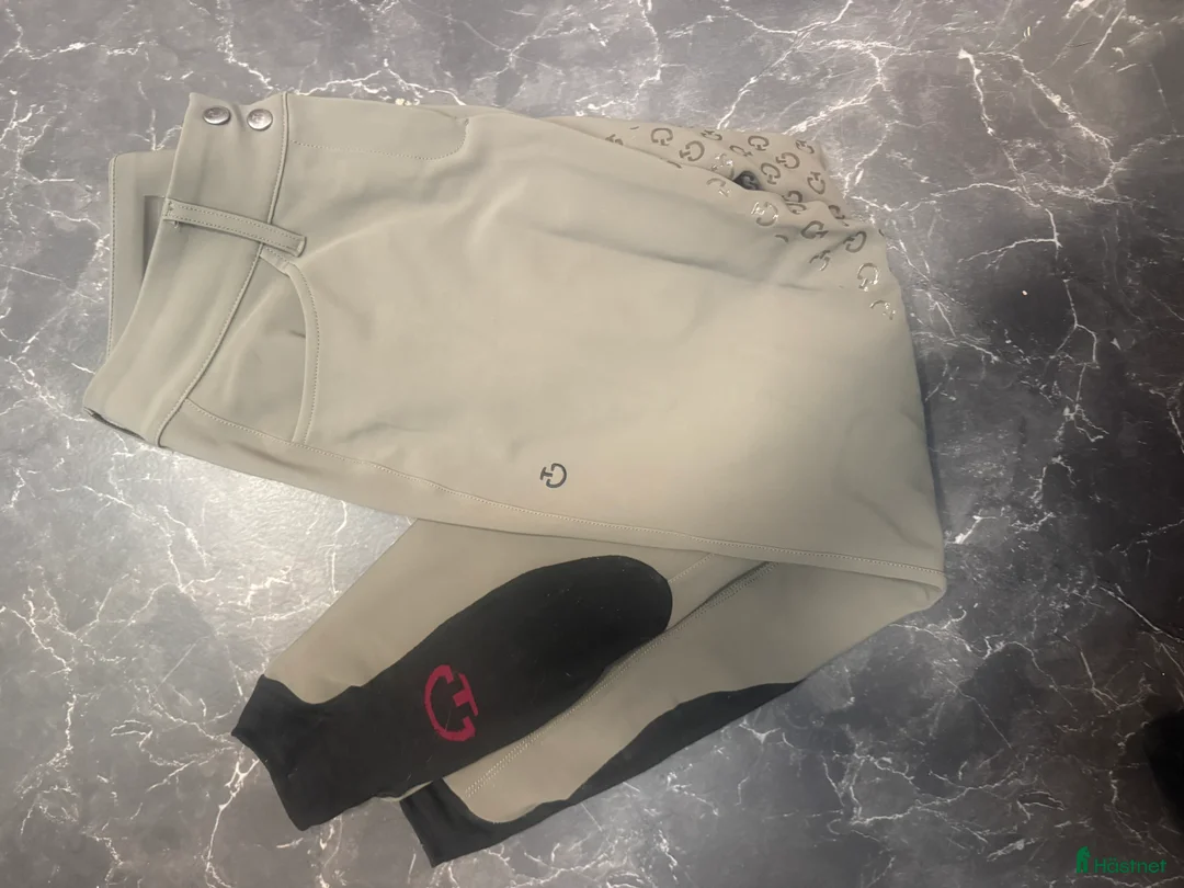 Ridbyxor ryttarutrustning till salu: Fina grå ridbyxor från Cavalleria Toscana i Kimstad - Annons 1