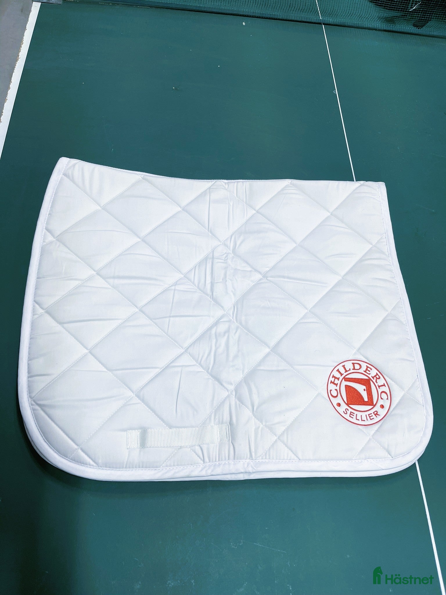 Schabrak & Vojlockar hästutrustning till salu: Vitt Childeric tävlingsschabrak i Staffanstorp - Annons 7