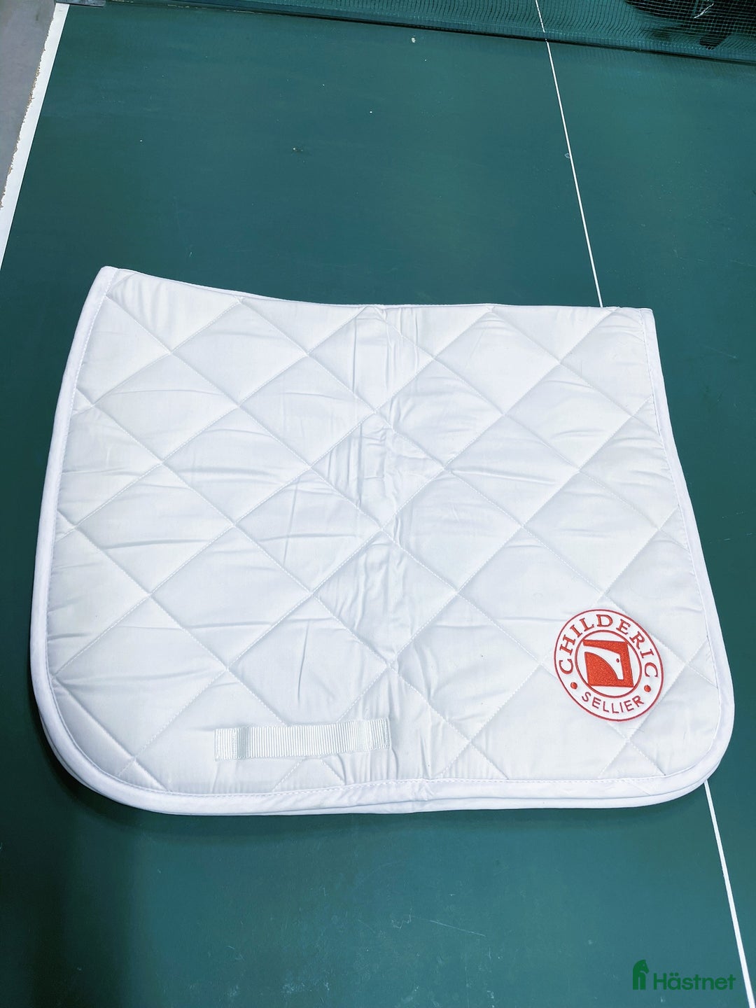Schabrak & Vojlockar hästutrustning till salu: Vitt Childeric tävlingsschabrak i Staffanstorp - Annons 1