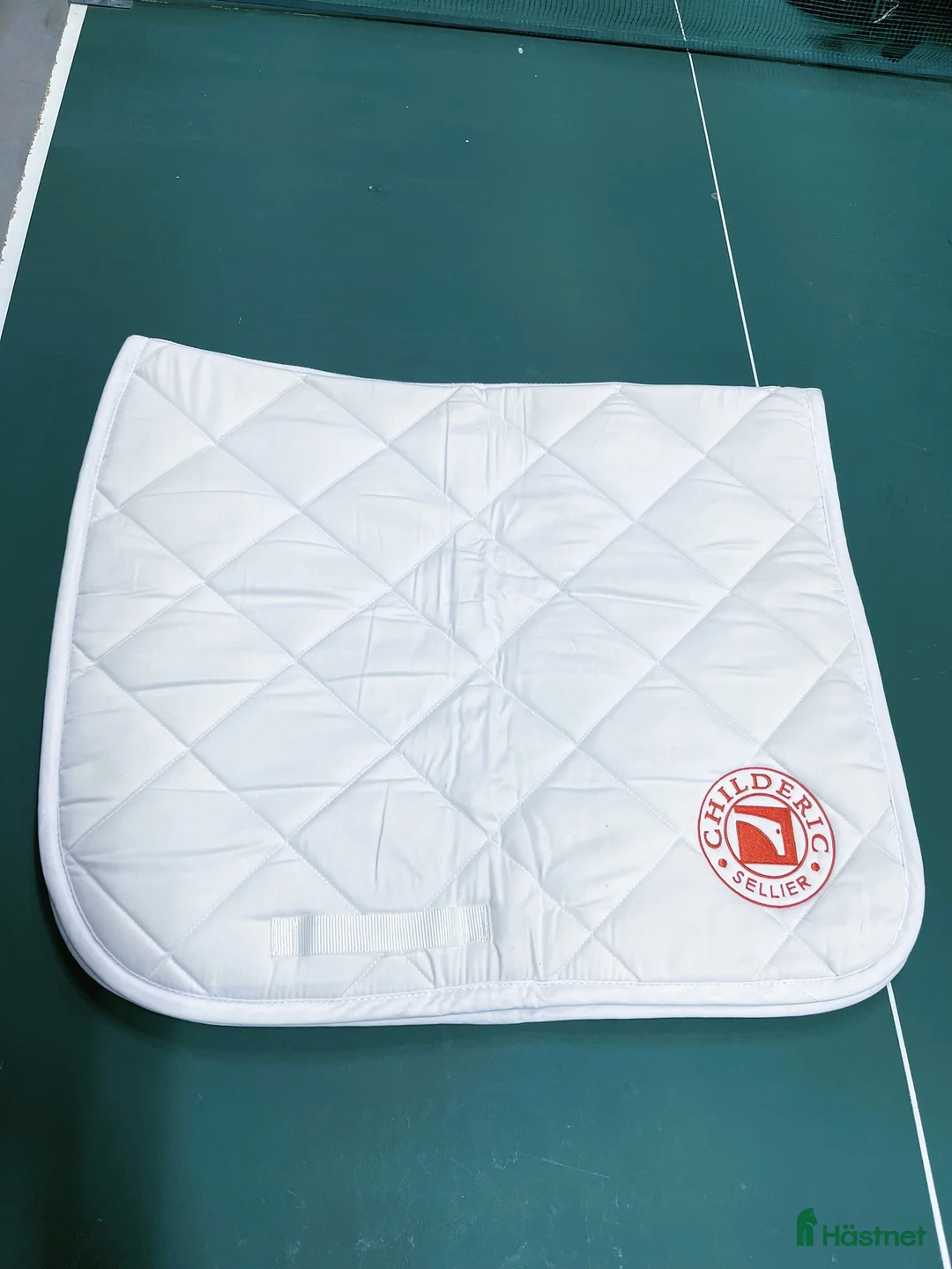 Schabrak & Vojlockar hästutrustning till salu: Vitt Childeric tävlingsschabrak i Staffanstorp - Annons 1