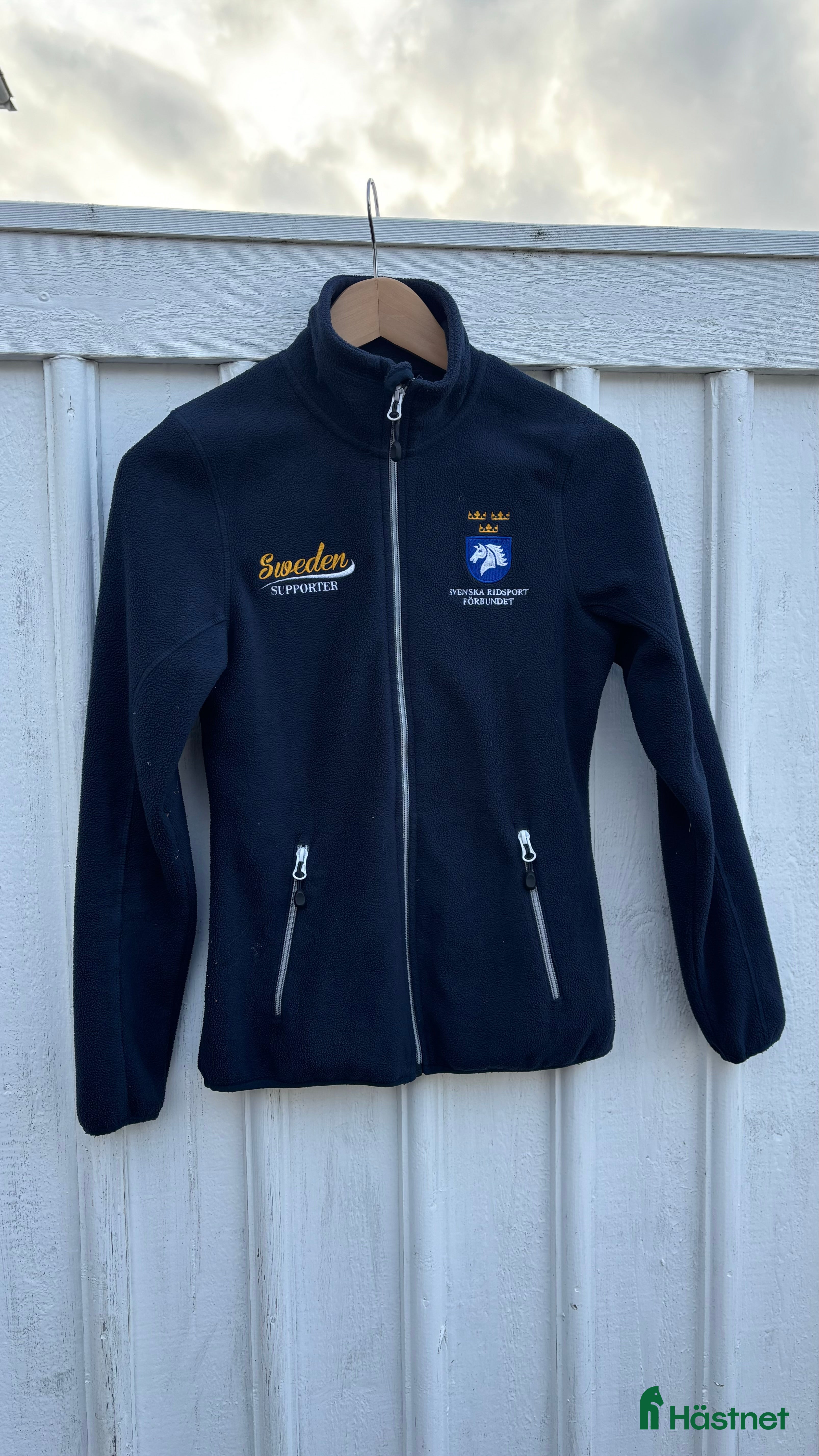 Övrigt Ridkläder ryttarutrustning till salu: Svenska ridsportförbundets Fleecekofta i Marstrand - Annons 1
