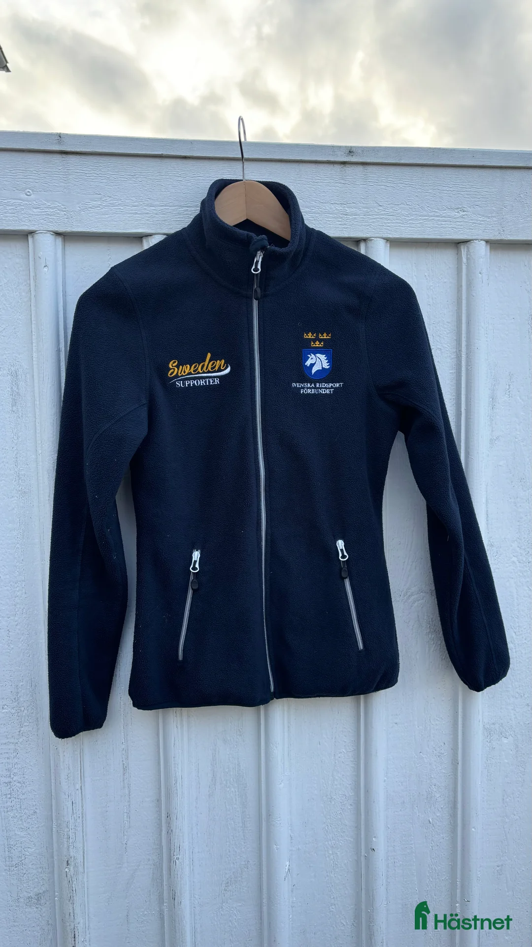 Övrigt Ridkläder ryttarutrustning till salu: Svenska ridsportförbundets Fleecekofta i Marstrand - Annons 1