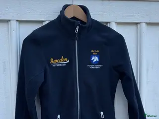 Övrigt Ridkläder ryttarutrustning till salu: Svenska ridsportförbundets Fleecekofta i Marstrand - Annons 1