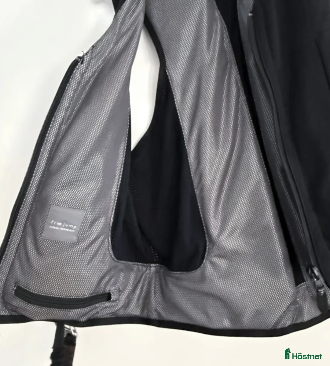 Säkerhetsvästar ryttarutrustning till salu: Freejump säkerhetsväst medium  i Rörbäcksnäs - Annons 2