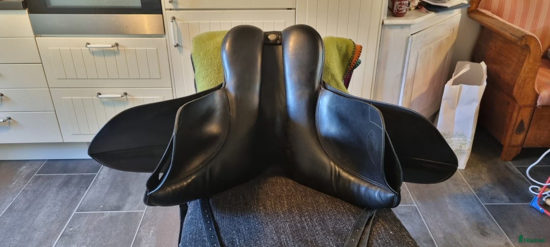 Sadlar hästutrustning till salu: Bates caprilli dressyrsadel 17" i Ljungbyhed - Annons 3