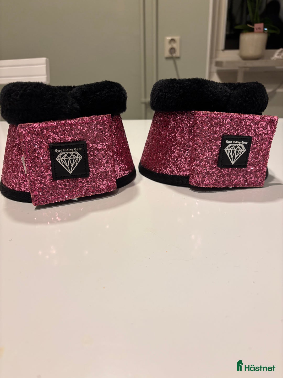 Benskydd hästutrustning till salu: Rosa glittriga boots i Visby - Annons 2