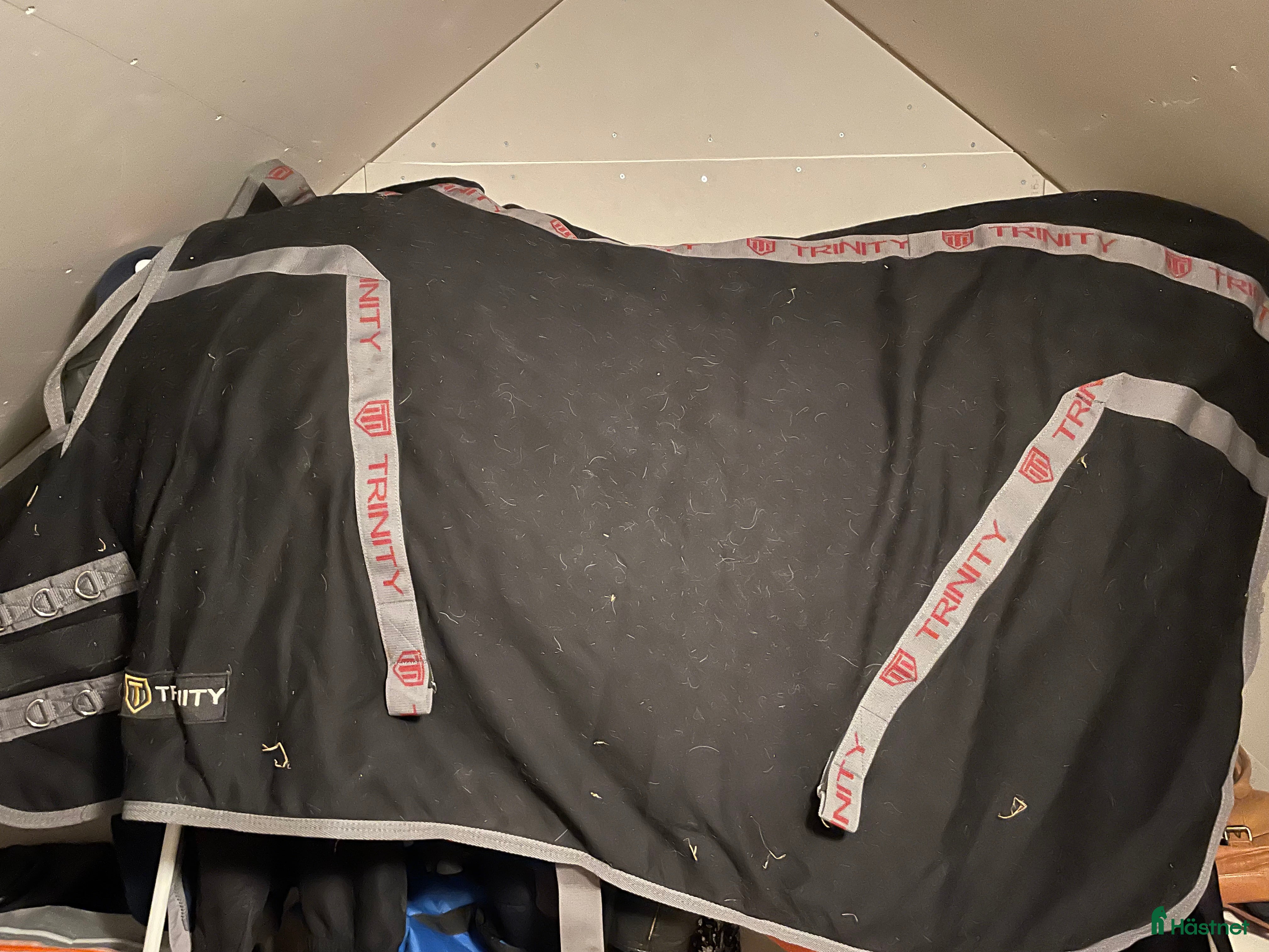 Täcken hästutrustning till salu: Stalltäcke Trinity - Annons 4