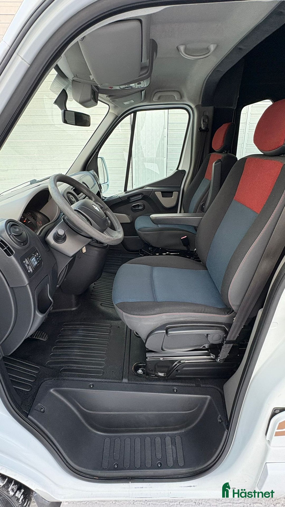 Hästlastbilar  fordon & transport till salu: 5-sitsig Theault Proteo STUTERI hästlastbil  i Stockholm - Annons 10