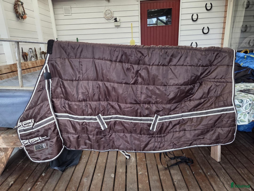 Täcken hästutrustning till salu: Stalltäcken i Virsbo - Annons 1