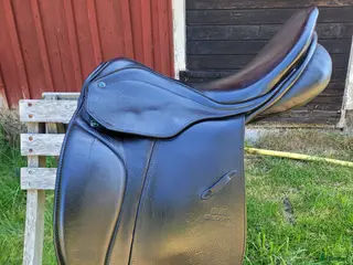 Sadlar hästutrustning Nyomstoppad svart dressyrsadel - Annons 1