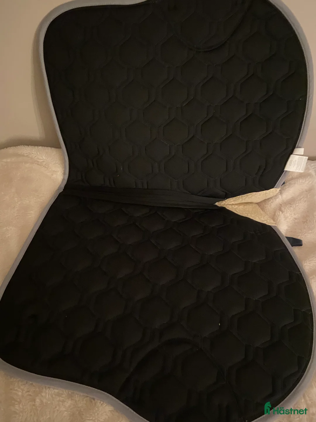 Schabrak & Vojlockar hästutrustning till salu: Mörkblått schabrak med rödvita detaljer på kanten - Annons 3