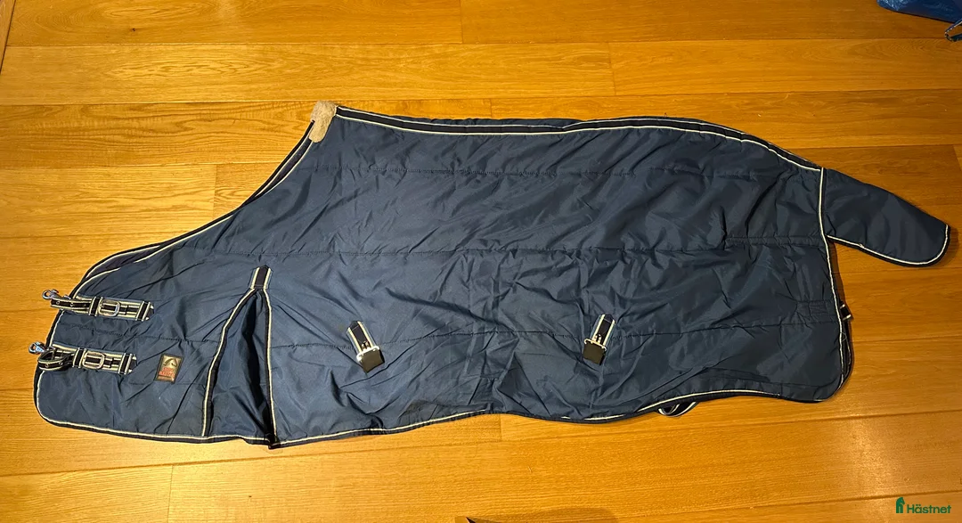 Täcken hästutrustning till salu: Stalltäcke showmaster marinblått i Perstorp - Annons 1