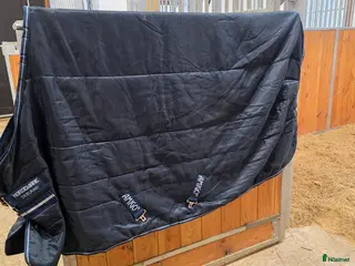 Täcken hästutrustning Amigo stalltäcke 100 g - Annons 24