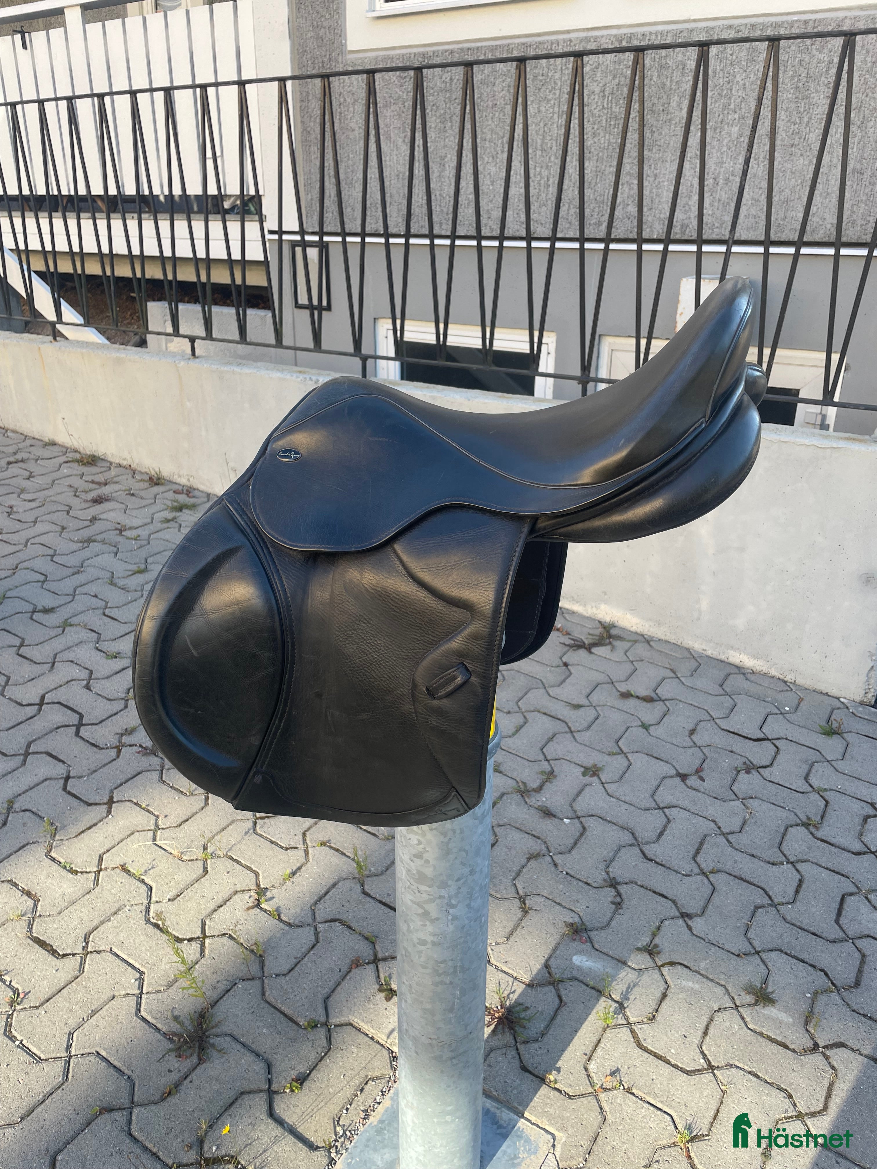 Sadlar hästutrustning till salu: Svart santa Cruz sadel i Grästorp - Annons 1