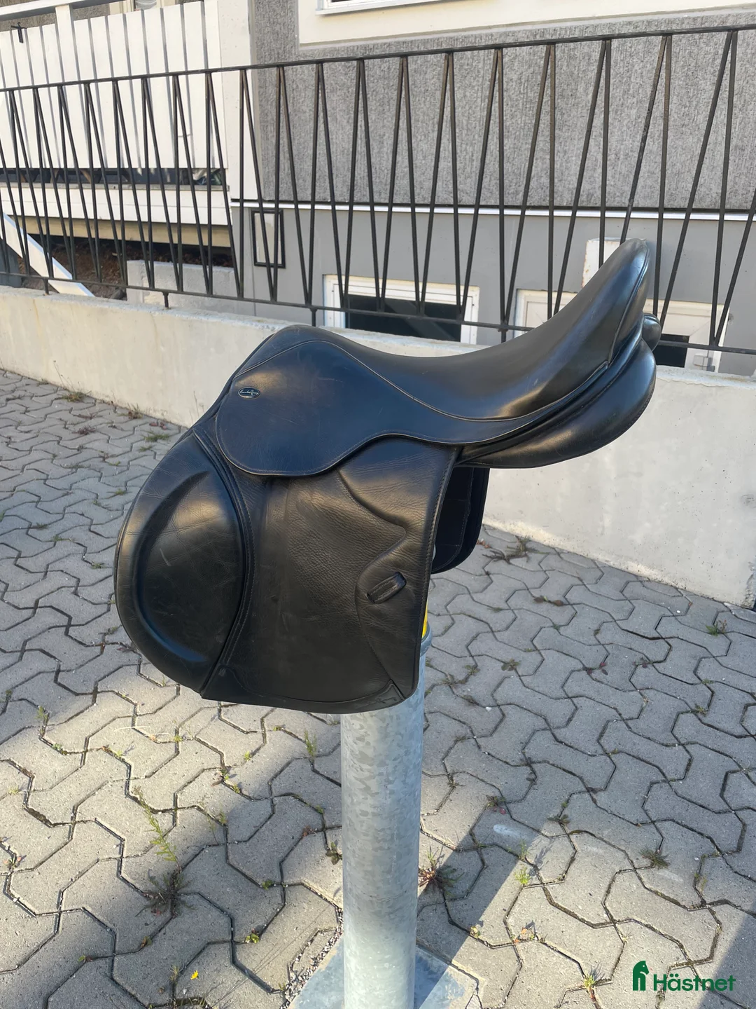 Sadlar hästutrustning till salu: Svart santa Cruz sadel i Grästorp - Annons 1