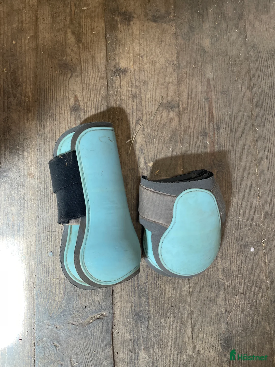 Benskydd hästutrustning till salu: Superfina blåa benskydd  i Västerås - Annons 1