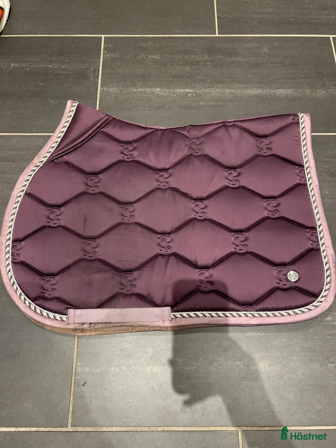 Schabrak & Vojlockar hästutrustning till salu: Fint lila schabrak - Annons 1