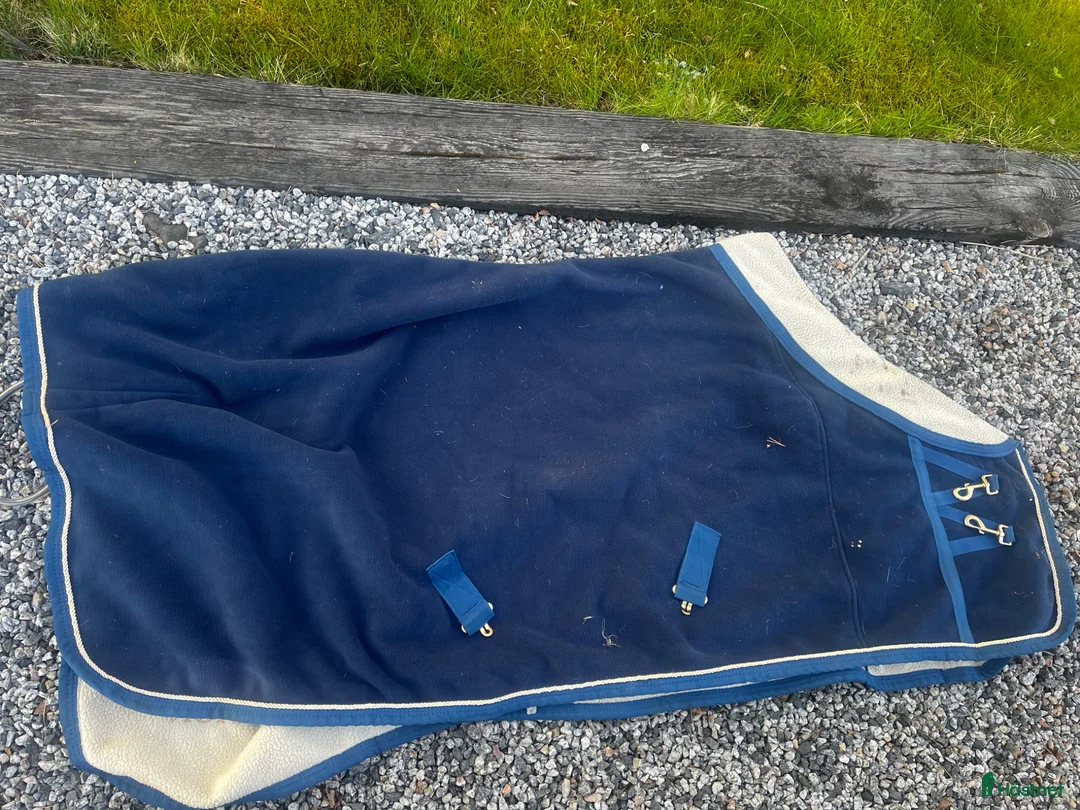 Täcken hästutrustning till salu: Fint fleecetäcke - Annons 3