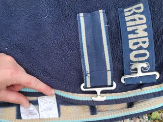 Täcken hästutrustning Rambo Deluxe Cosy Fleece strlk 125 i Heby - Annons 3