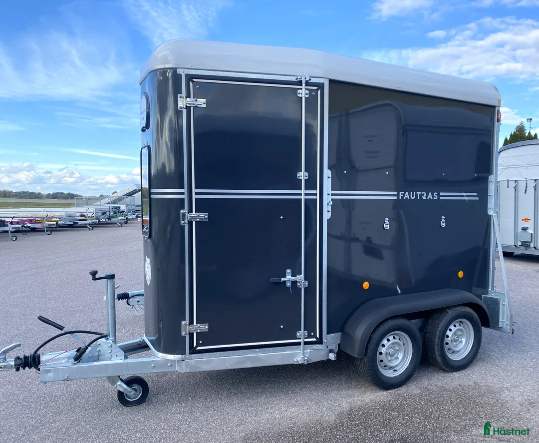 Hästtransporter  fordon & transport till salu: Fautras m AidSystem 2025 gamla fronten i Kvicksund - Annons 1