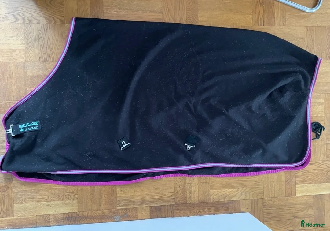 Täcken hästutrustning till salu: Fleecetäcke 130cm - Annons 1