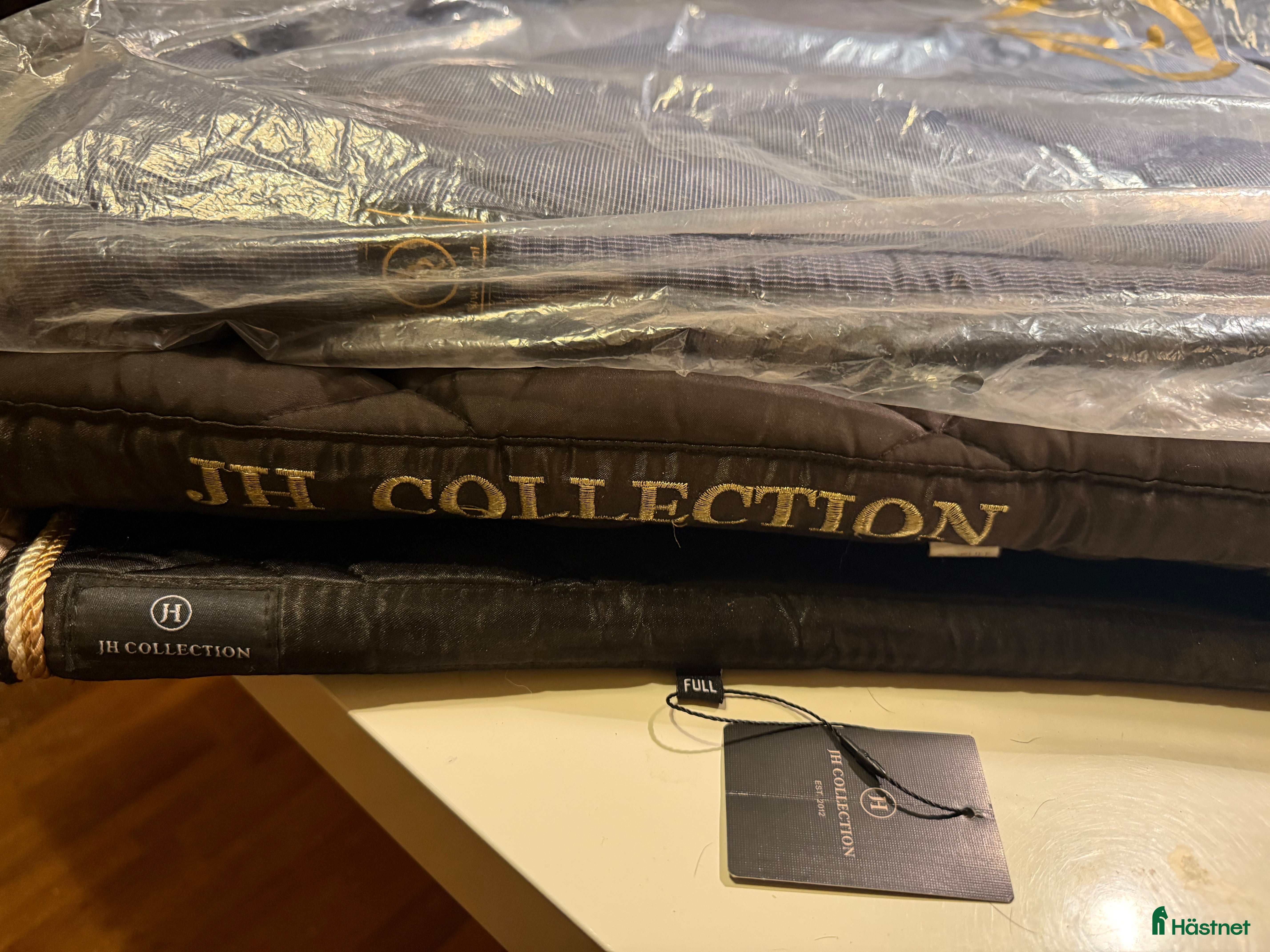 Schabrak &amp; Vojlockar hästutrustning till salu: Massa schabrak i Linköping - Annons 1