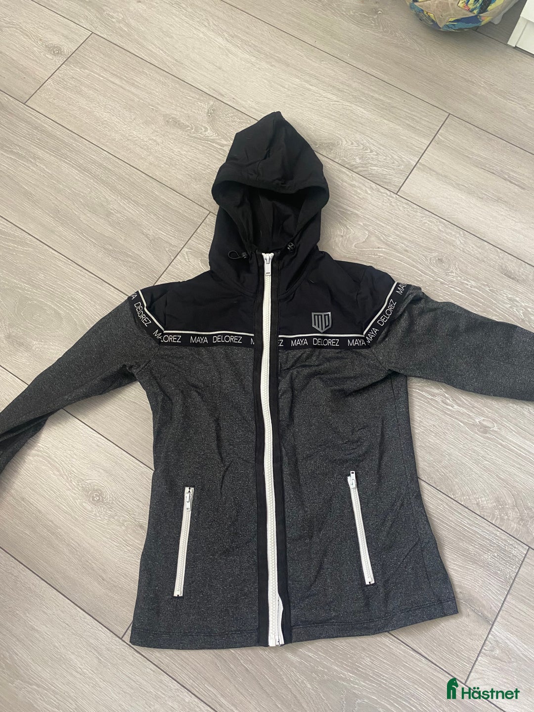 Övrigt Ridkläder ryttarutrustning till salu: Maya delorez zip hoodie till salu! i Arlöv - Annons 1