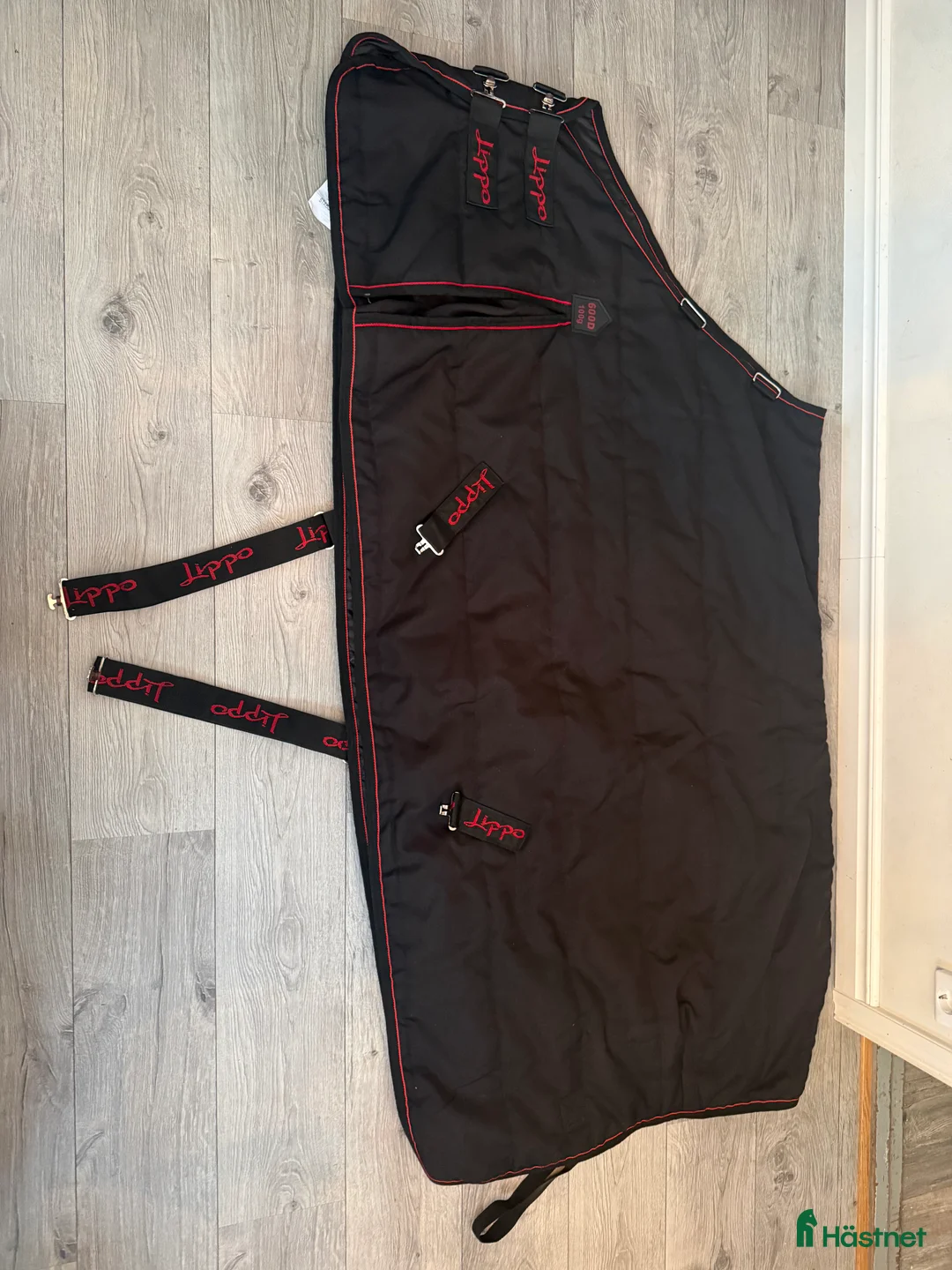 Täcken hästutrustning till salu: Lippo Supreme stalltäcke 100 g  - Annons 1