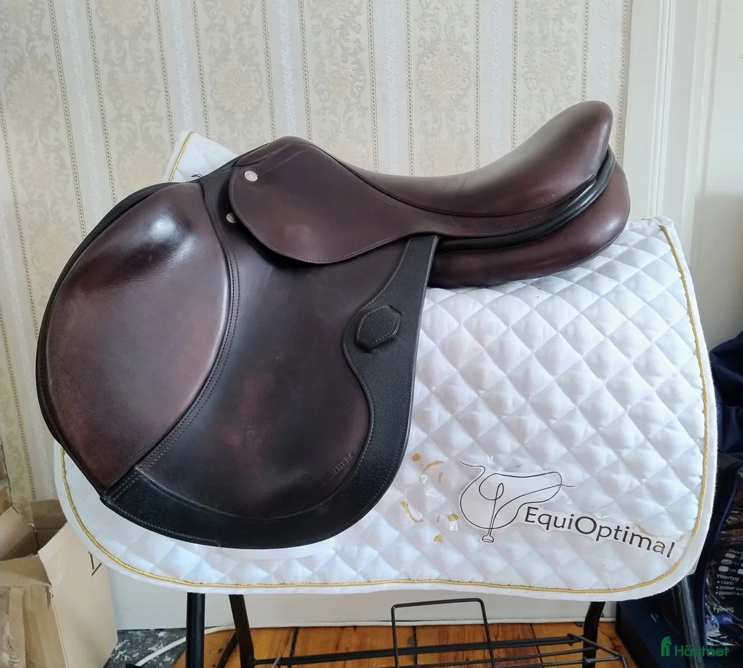 Sadlar hästutrustning till salu: Hoppsadel med plats för ben - Annons 1