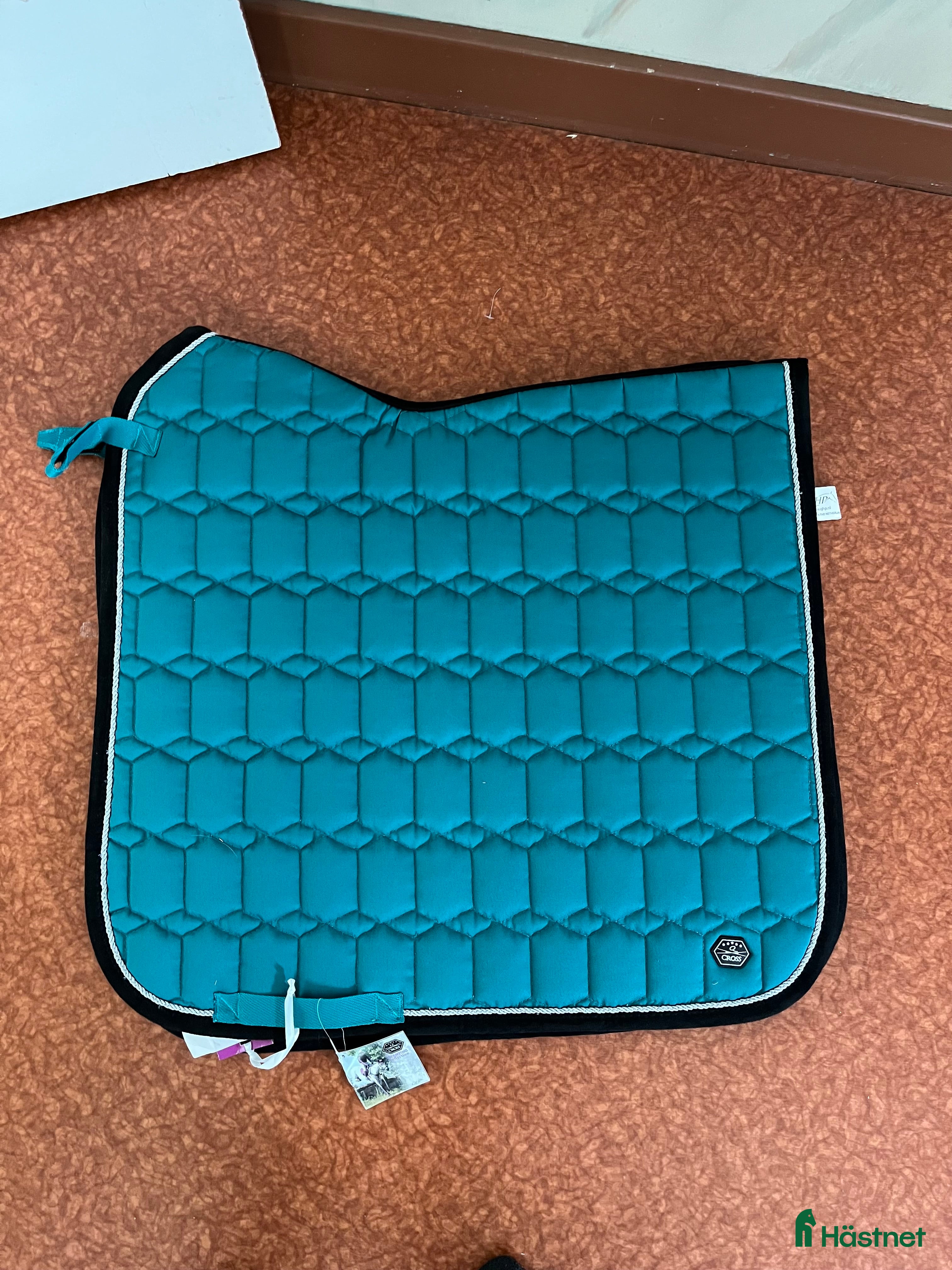 Schabrak &amp; Vojlockar hästutrustning till salu: Dressyr schabrak QHP flera färger  i Älvsered - Annons 7