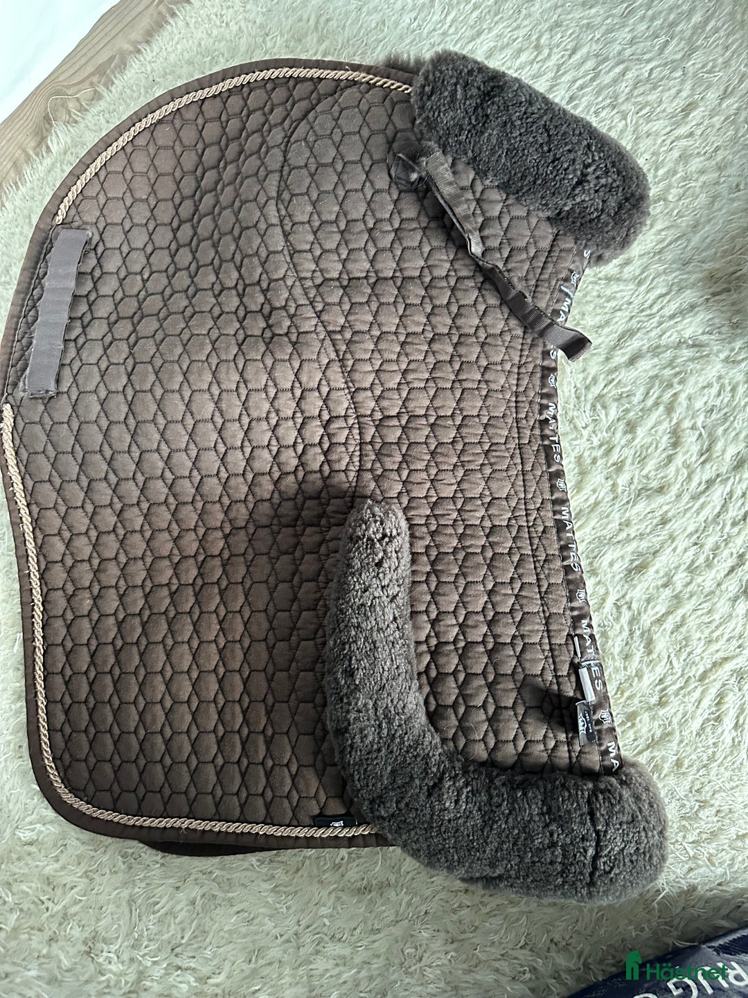 Schabrak & Vojlockar hästutrustning till salu: Mattes schabrak med fårskinn stl L - Hopp - brunt i Stockholm - Annons 2