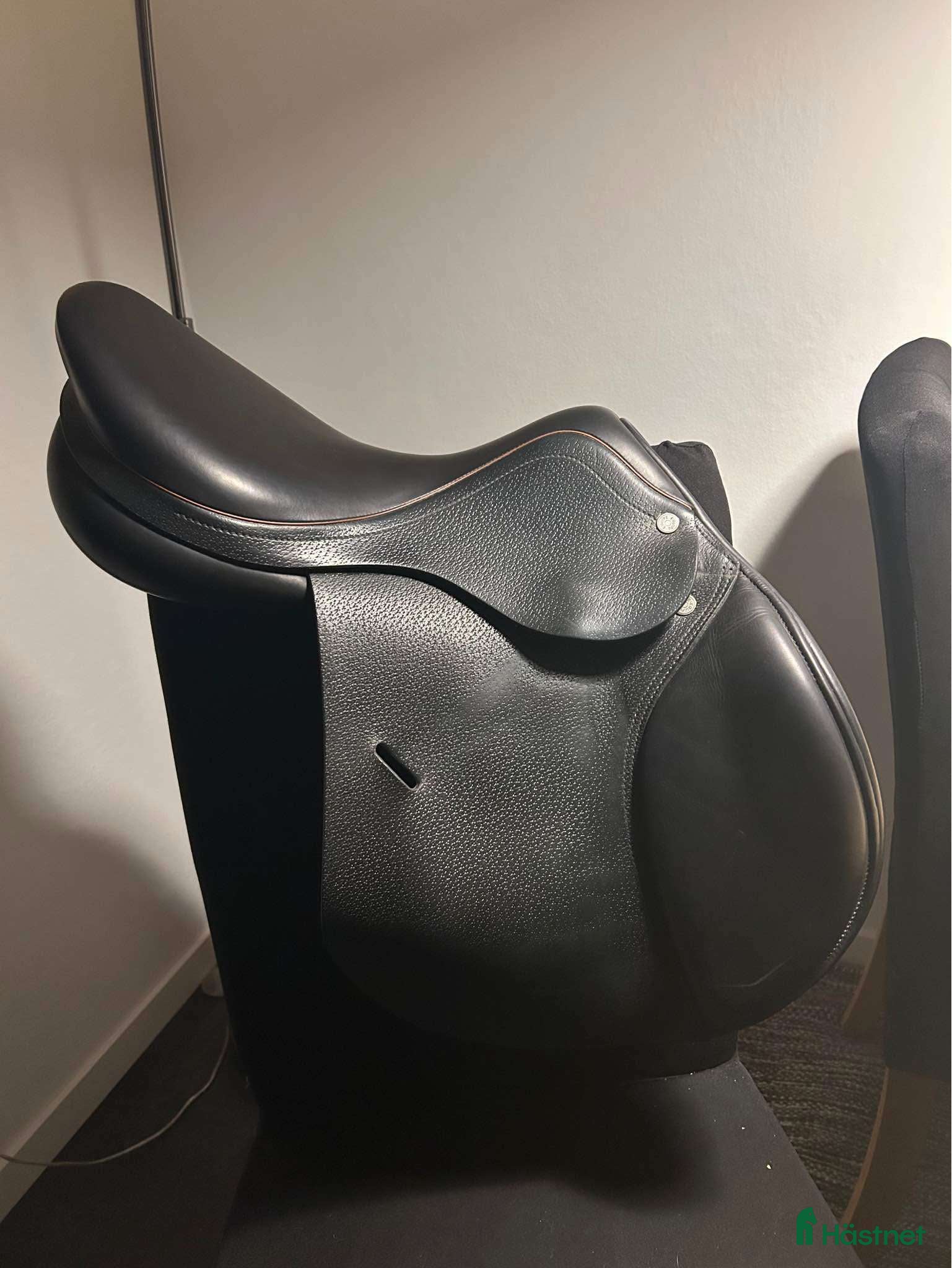 Sadlar hästutrustning till salu: Equipe expression hoppsadel i Helsingborg - Annons 8