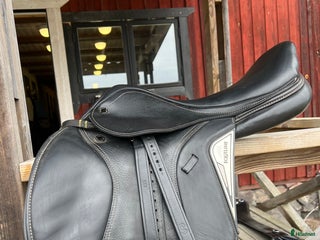 Sadlar hästutrustning till salu: Svart hoppsadel 16 tum Equiline Marghe MW i Åkersberga - Annons 11
