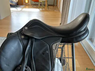 Sadlar hästutrustning Svart Equiline - Annons 1