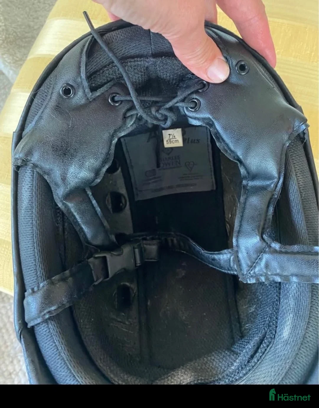Hjälmar ryttarutrustning till salu: Charles Owen AYR8 Leatherlook ridhjälm – stl 59 - Annons 2