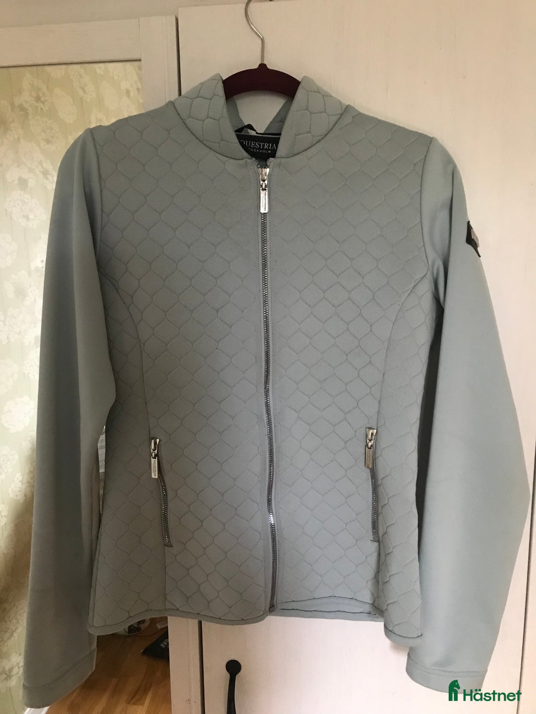 Jackor & Kavajer ryttarutrustning till salu: SÅLD Snygg ES tröja/jacka i Årsta - Annons 1