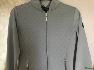 Jackor & Kavajer ryttarutrustning till salu: SÅLD Snygg ES tröja/jacka i Årsta - Annons 3