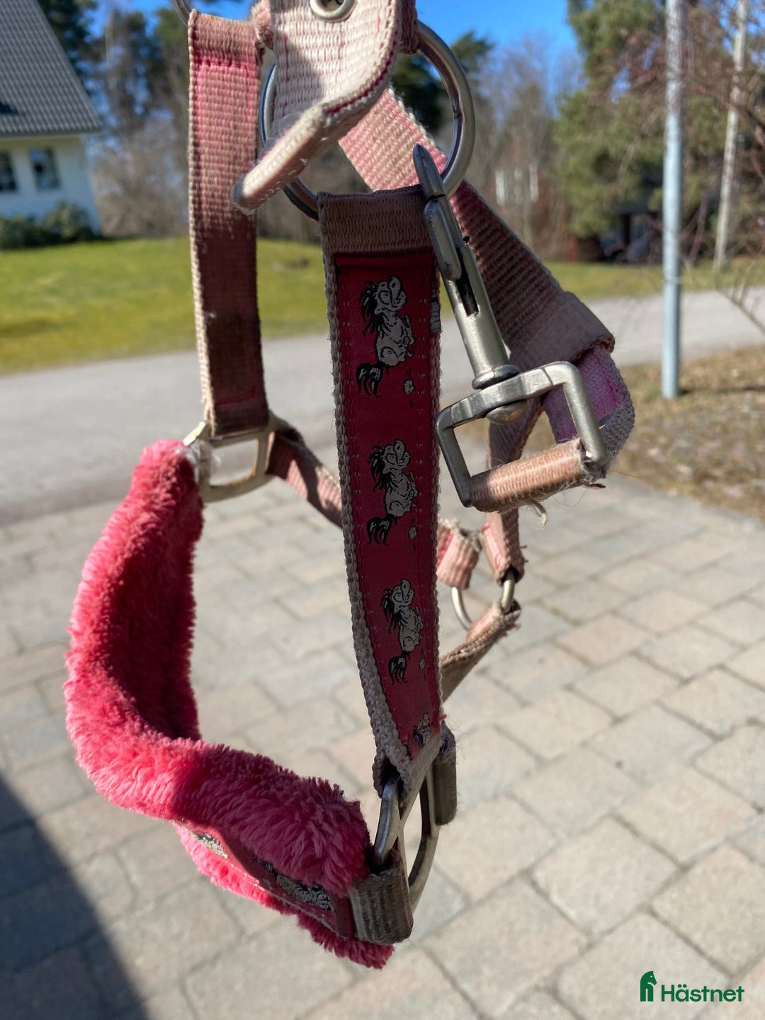 Övrig Hästutrustning hästutrustning till salu: Rosa fluff mulle grimma💕 i Hammarö - Annons 2