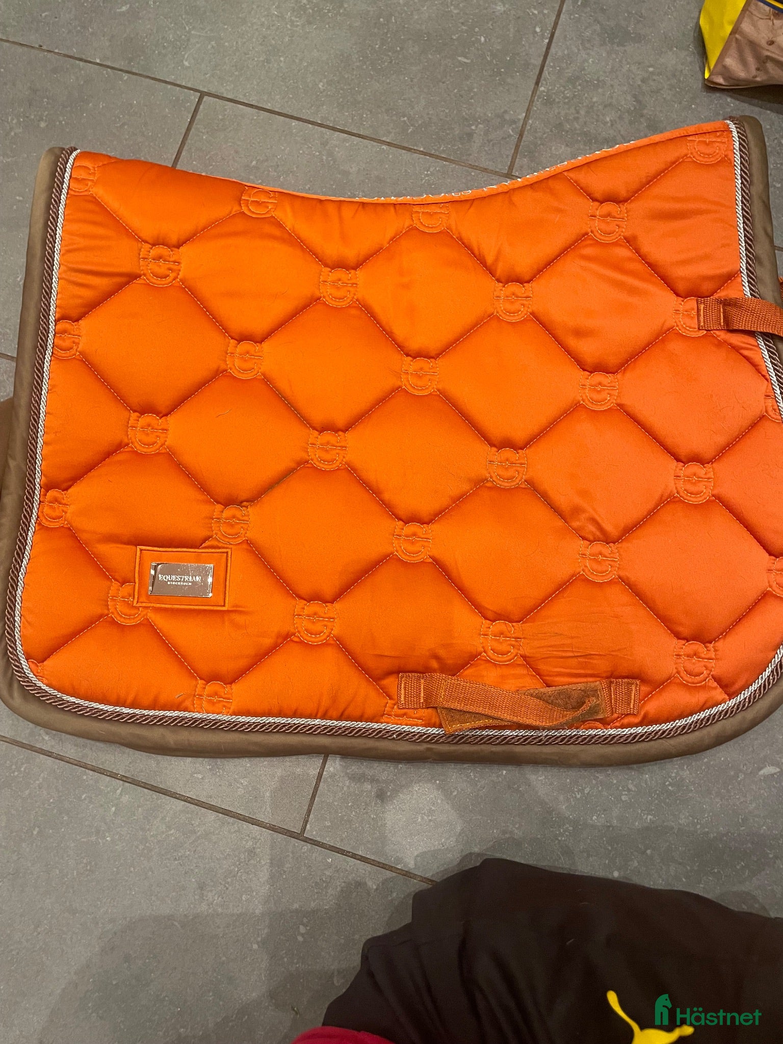 Schabrak & Vojlockar hästutrustning till salu: Orange Equestrian Stockholm schabrak inkl huva - Annons 3