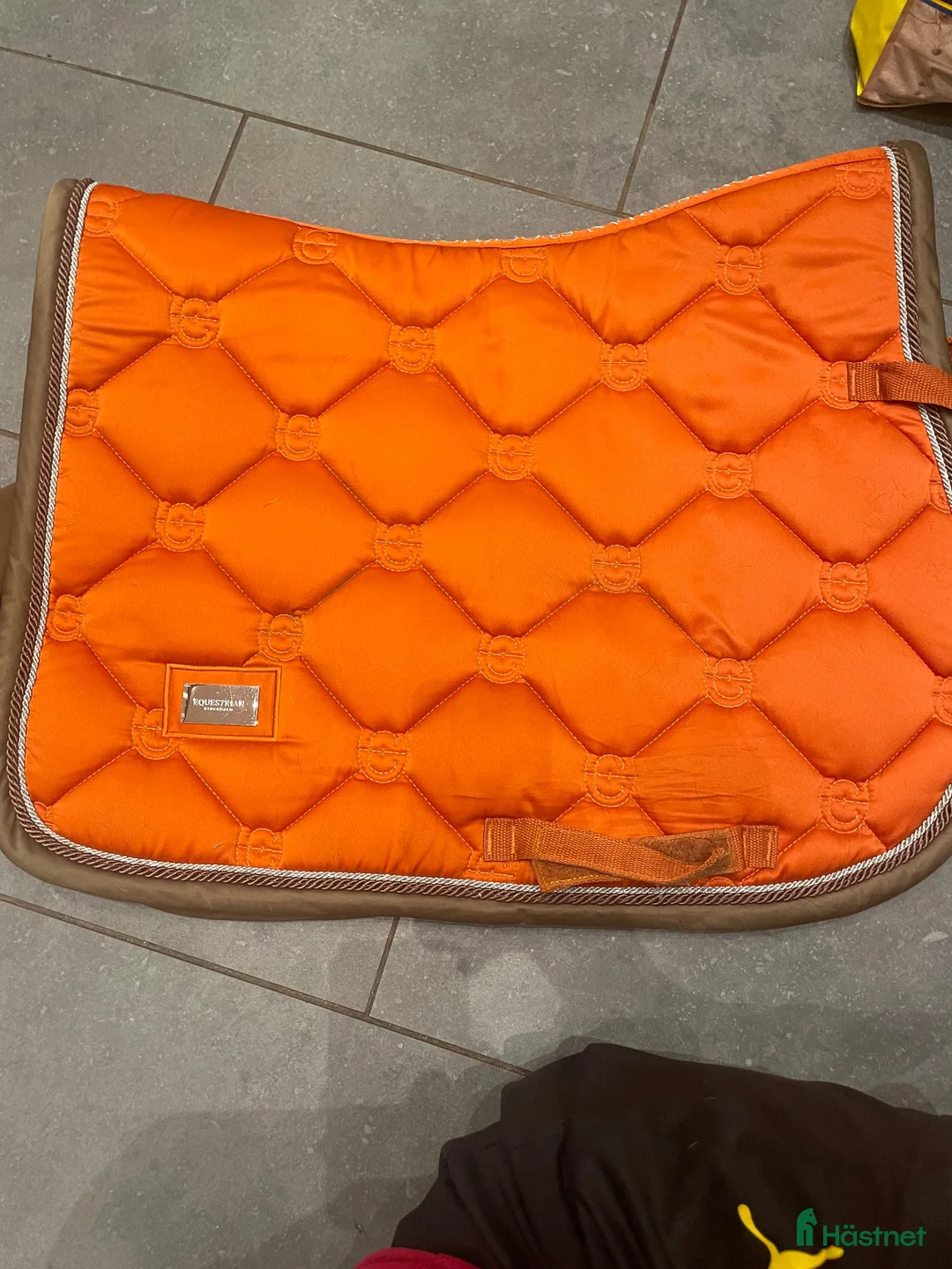 Schabrak & Vojlockar hästutrustning till salu: Orange Equestrian Stockholm schabrak inkl huva - Annons 1