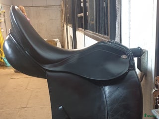 Sadlar hästutrustning till salu: Dressyrsadel Pfiff Amaretto i Malmö - Annons 1
